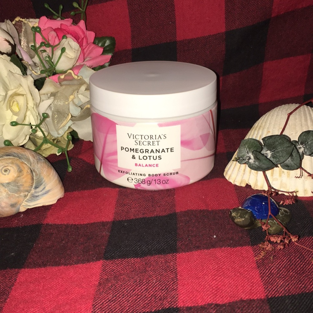 NWT VS POMEGRANATE AND LOTUS BODY SCRUB
